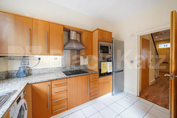 Boasting over 1350 Sq.Ft. of living and entertaining space Marcia Road, London Bridge